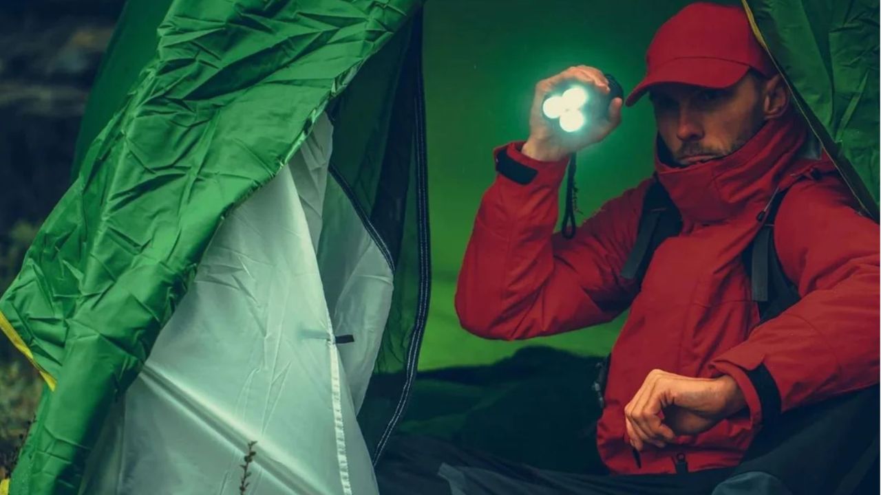 Ways To Use Flashlights To Signal In Emergencies